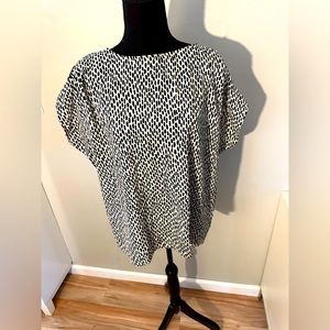 Who what wear. Black and cream top. Back button & shoulder button detail